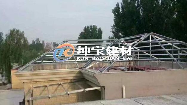 成都雙流蛟龍港工業廠區正在翻修屋面建設改造